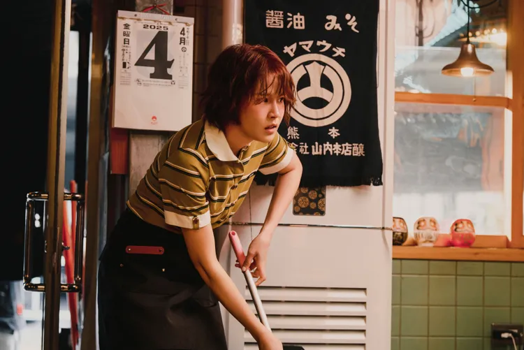 曾沛慈在《搶先看》MV中拖地。華研國際提供
