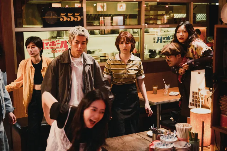 曾沛慈新歌MV講述的是一對男女不停在錯過的故事。華研國際提供
