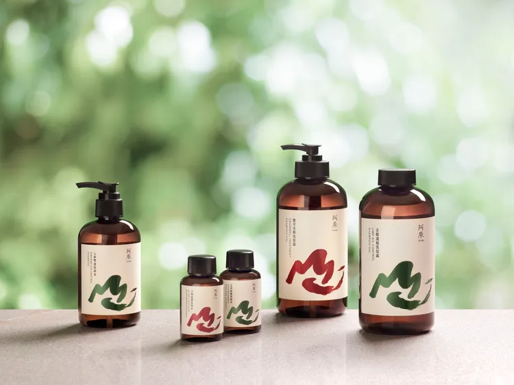 阿原清潔山重奏系列洗頭水250ml／880元、洗髮露500ml／1550元、洗澡水250ml／880元、洗手慕斯430ml／780元。品牌提供