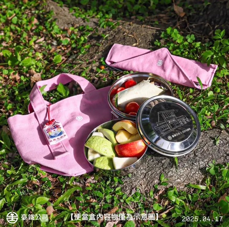 白沙屯媽祖聯名優惠套組今（18日）起於台鐵全通路實體門市及網路商店開賣。台鐵提供