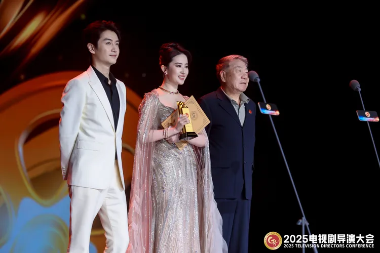 劉亦菲（中）從陳曉（左）、導演鄭曉龍手中接過殊榮。翻攝影視獨舌微博