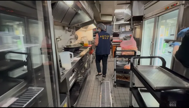 衛生局15日到碳佐麻里採檢食材與環境檢查。翻攝畫面