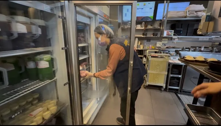 衛生局15日到碳佐麻里採檢食材與環境檢查。翻攝畫面