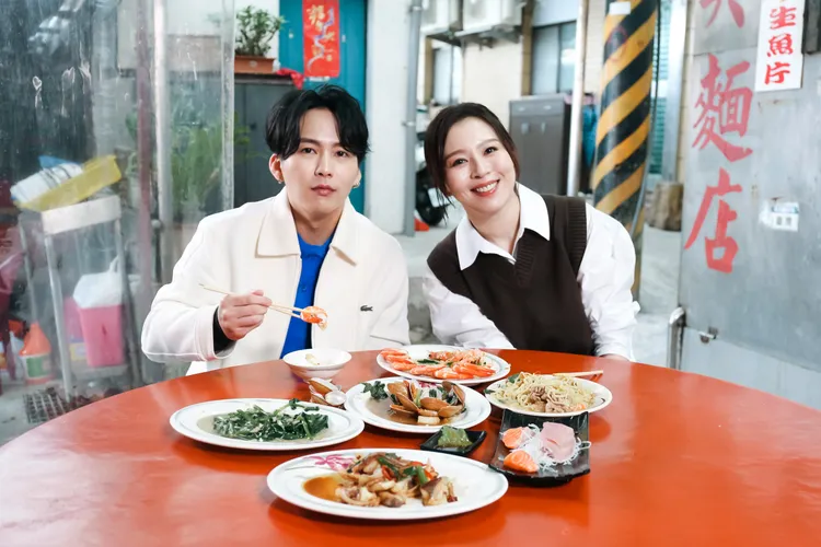 巫建和（左）帶劉品言到基隆外木山大啖美食。鏡電視提供