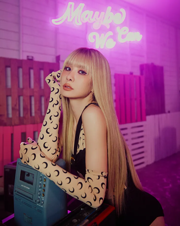 安心亞展露性感。百鴻揚娛樂提供