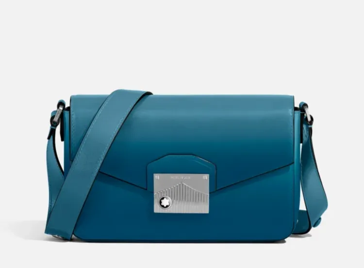 大師傑作系列迷你信差包配備山脈紋搭扣，5萬7300元。品牌提供