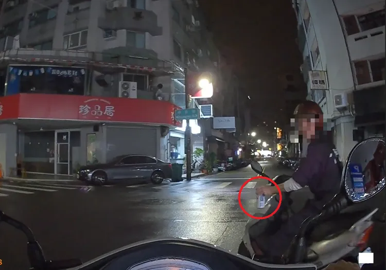 莫男上月5日才因邊騎車邊喝酒被逮。民眾提供