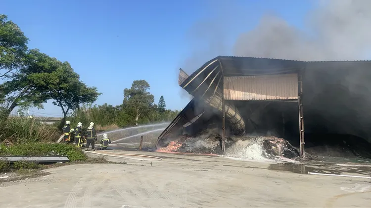 警消灌救。新竹縣消防局提供