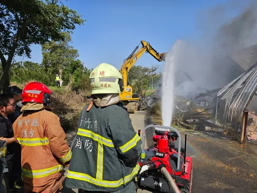 湖口鐵皮倉庫竄火舌 警消4小時撲滅火勢