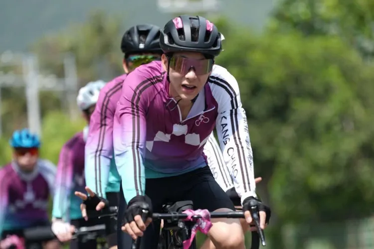 賈永婕兒子（前）熱愛騎自行車活動。翻攝賈永婕臉書