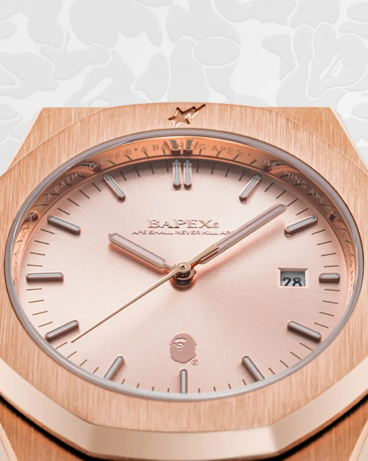 BAPEX「TYPE 9」經典八角形錶圈的12點鐘位置刻有招牌STA標誌。品牌提供