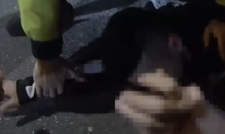 男子被壓制在地還不斷叫囂。警方提供