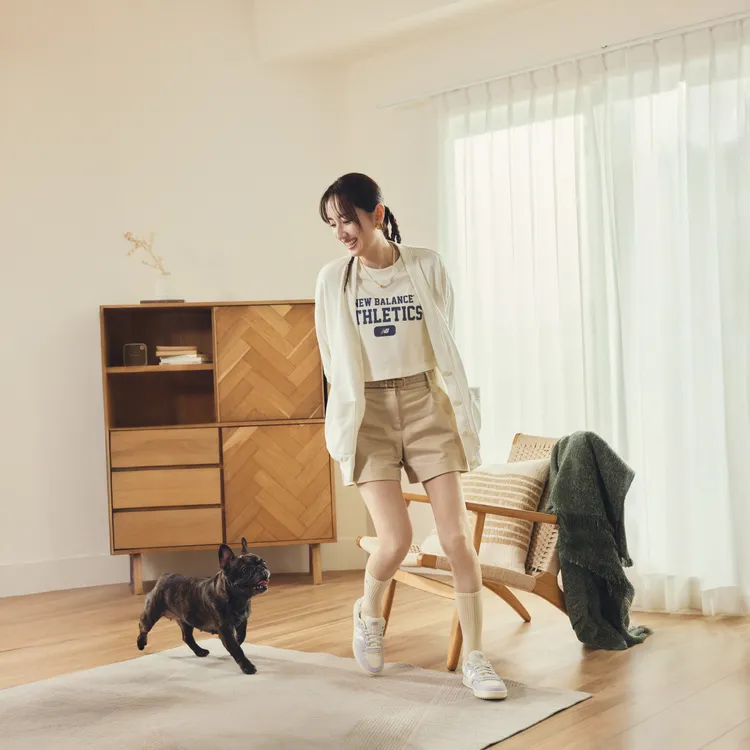 柯佳嬿還開心與毛小孩玩耍，更顯率性自在。品牌提供