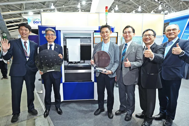 經濟部產業技術司瞄準先進封裝需求，補助工研院開發發表全球首創「面板級封裝高深寬比全濕式完整解決方案」，突破傳統製程限制，成功將12吋填孔深寬比從10提升至15，密度提升達五成以上，未來可應用於高頻高速傳輸之通訊晶片、運算晶片上。左起工研院電光系統所所長張世杰、經濟部次長賴建信、經濟部產業技術司司長郭肇中、工研院機械所副所長楊秉祥、國發會副主委詹方冠、工研院協理李宗銘。工研院提供