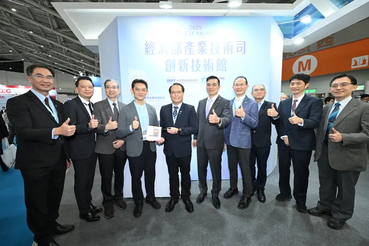 經濟部產業技術司補助工研院開發「Micro LED量子點色彩轉換膜」，使用單一藍光LED即可產生綠光或紅光，進一步縮短開發時程，推動Micro LED顯示技術邁向商業化。左起達運精密董事長蔡國新、聯策科技副總經理陳識翔、誠霸科技董事長郭時誠、經濟部產業技術司司長郭肇中、工研院材化所所長邱國展、台灣顯示器產業聯合總會理事長柯富仁、永光化學總經理陳偉望、工研院協理李宗銘、工研院電光系統所所長張世杰、工研院機械所副所長楊秉祥。工研院提供