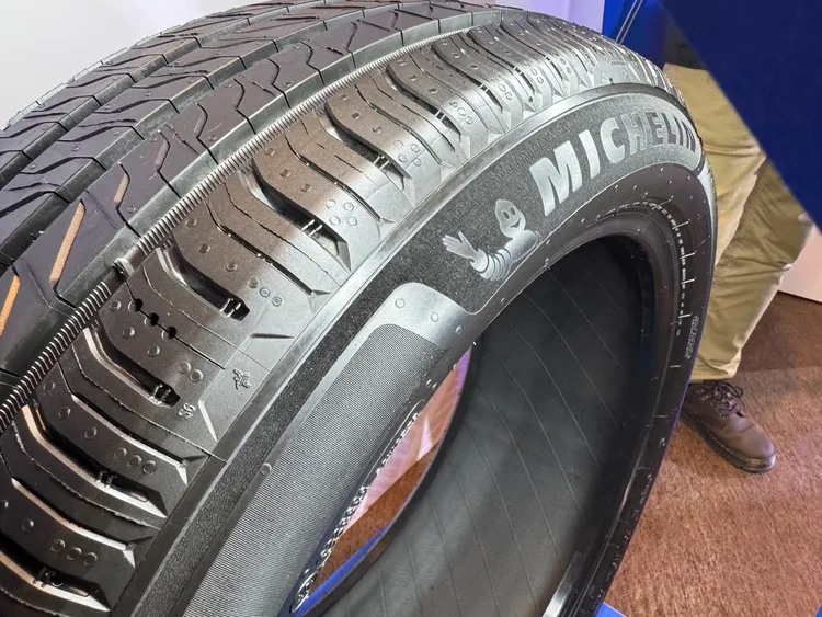 PRIMACY5相較Primacy 4+，透過疏水溝槽的設計優化提升排水效率，有效縮短濕地煞車距離4%。林浩昇攝