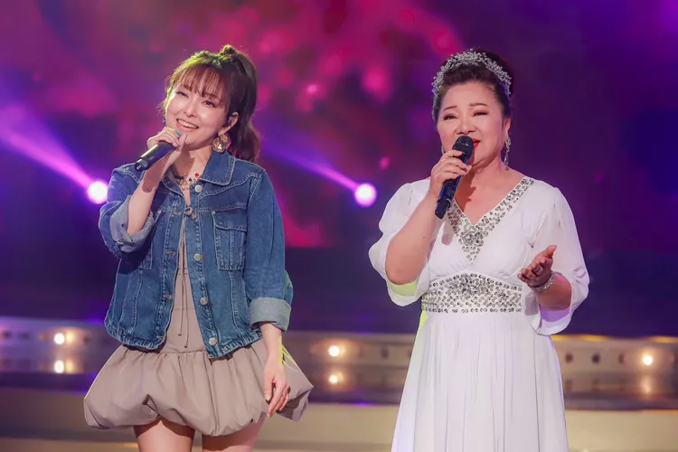 愛紗（左）與白冰冰合唱。民視提供