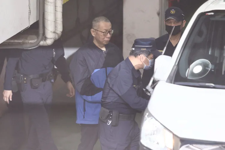 柯文哲上午庭訊3個半小時後結束，立刻被法警戒護還押台北看守所。彭欣偉攝