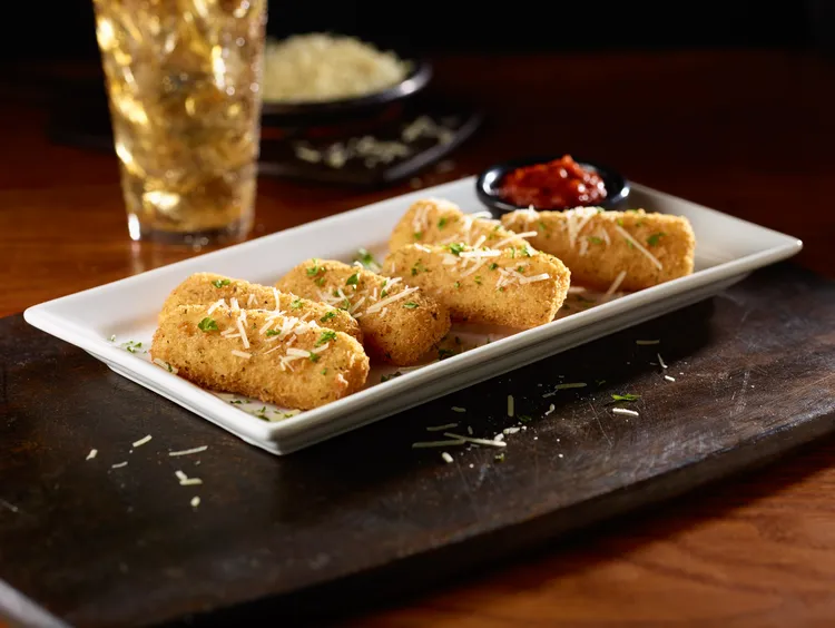 母親節活動期間至TGI FRIDAYS用餐，全家擁抱媽媽贈送對應人數香酥馬芝拉條。業者提供