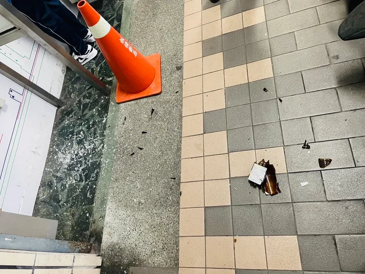 鄭姓街友用酒瓶砸毀ATM螢幕、觸控面板及控制板，修理費上看8.8萬元。翻攝畫面