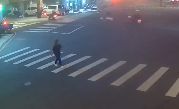 鄭女獨自走回飯店。翻攝畫面