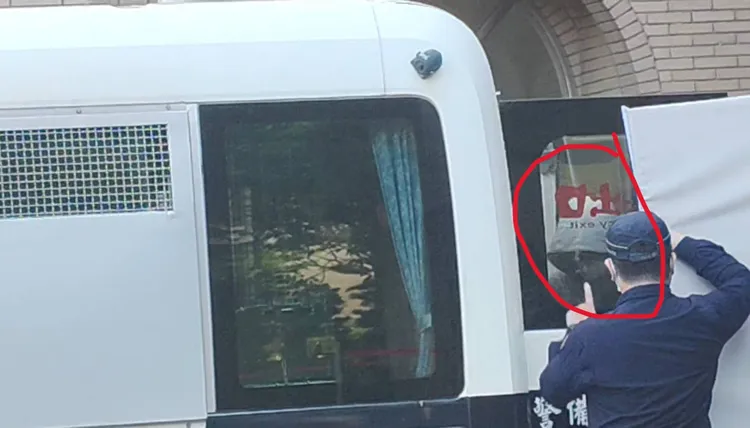 劉若琳庭訊後在屏風後方上囚車還押。張欽攝