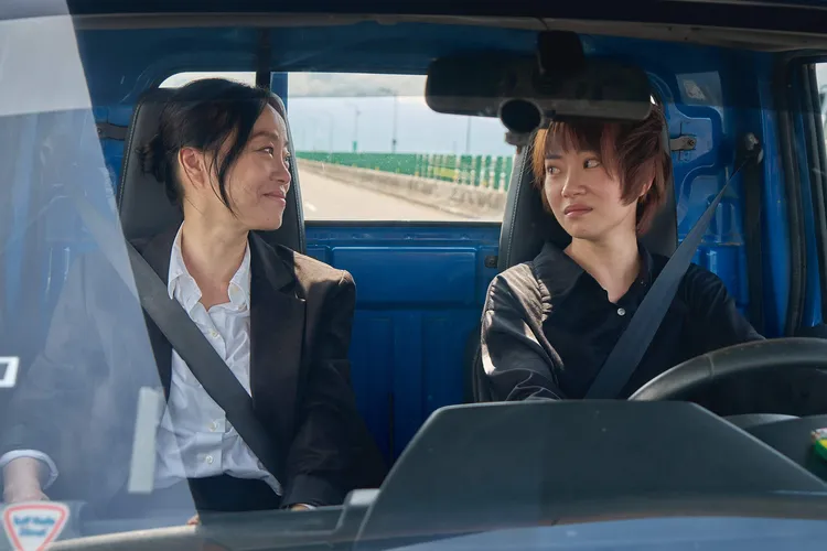 范瑞君（左）、陳又瑄飾演母女「美雲」、「子嫣」，最終貨車上情感戲令人動容。公視提供