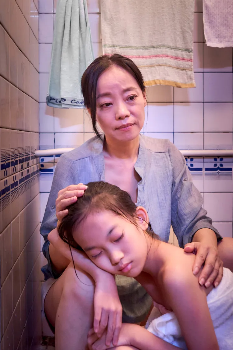 演員范瑞君（後）飾演母親「美雲」。公視提供