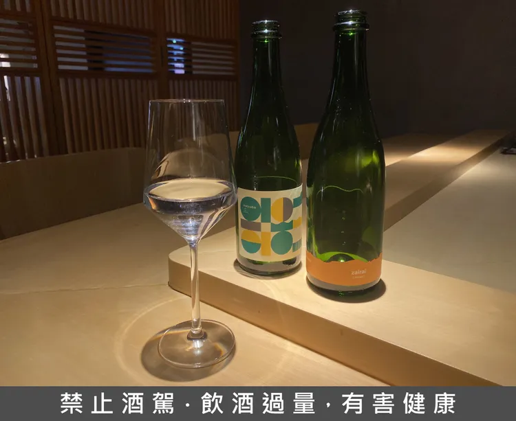 福島縣haccoba Zairai 森本身走融入精釀啤酒概念的Craft Sake ，在酒標設計上採用繽紛多元的幾何造型。黃若綾攝