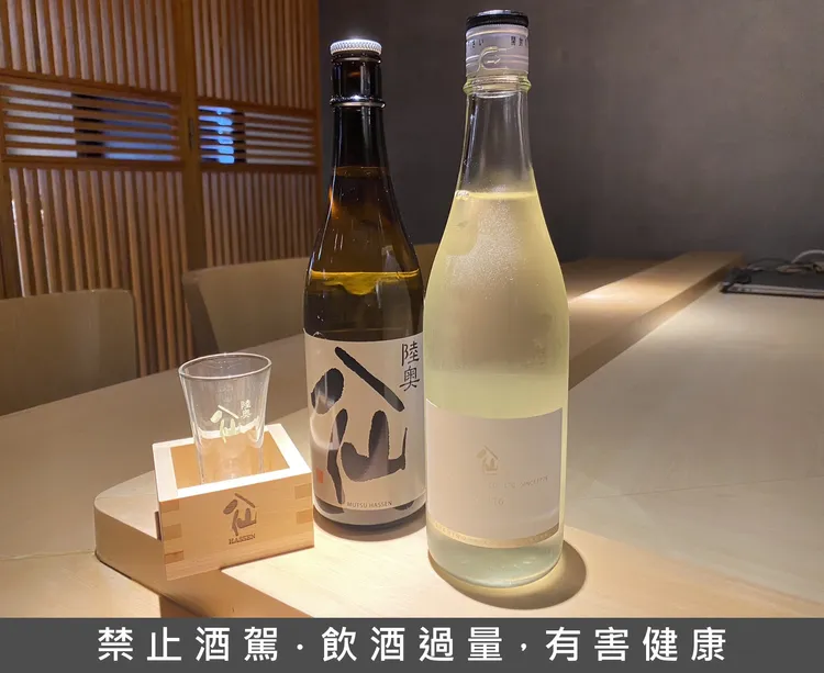 陸奧八仙V1116(右)透明瓶身設計，並搭配簡約酒標，酒體香氣近似白葡萄酒，是許多入門者的首選。黃若綾攝