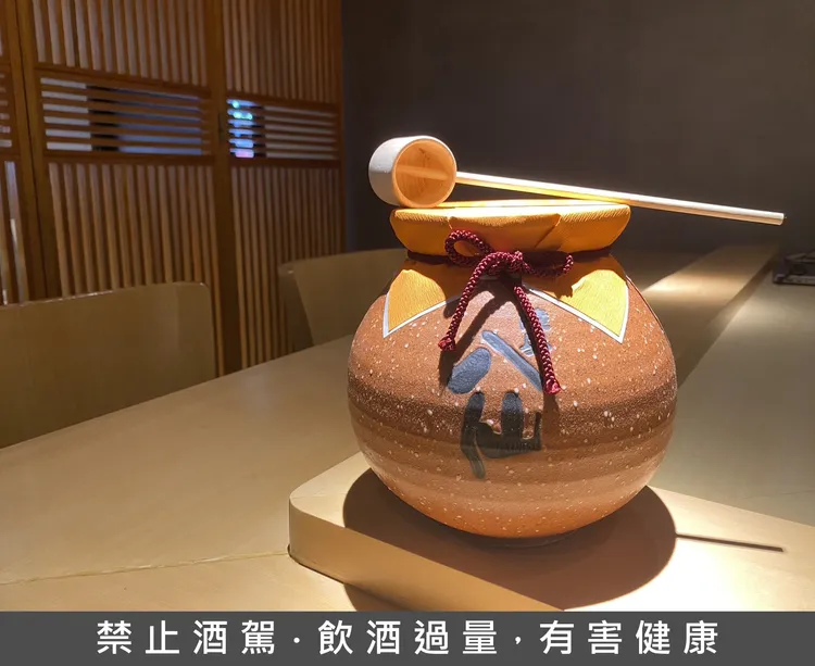 壺八仙純米大吟釀用美濃燒的古代型器皿來承裝美酒，在酒壺的圍繞中享受清酒的樂趣。黃若綾攝