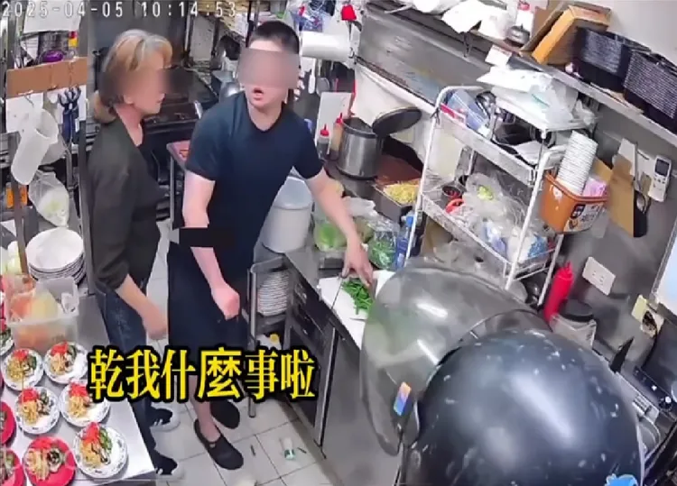 男主廚在事發後向女店長表示是她自找的，「關我什麼事」。翻攝自Threads