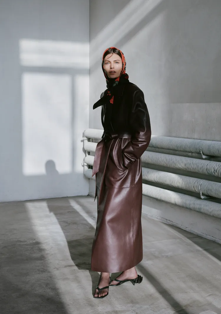 酒紅色長款皮衣Magda Butrym最偏愛的單品。品牌提供