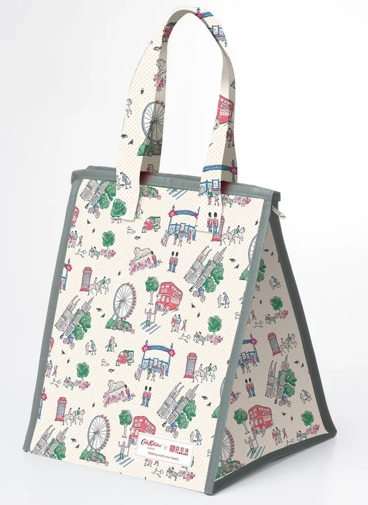 「Cath Kidston X亞尼克聯名Lovely London保冷袋」5/1起單筆消費不限金額，即可以心動價199元加購。業者提供