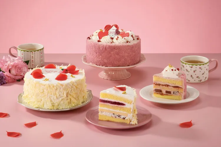 亞尼克母親節主打蛋糕玫瑰馨樂園(左)、紅心女王(右)以繁複作工呈現花果酸甜風味，獻給媽媽味蕾饗宴。業者提供