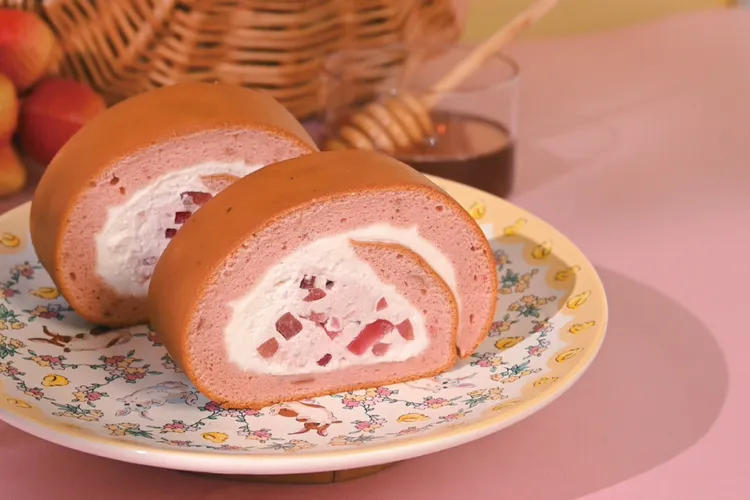 亞尼克玫瑰荔枝生乳捲內餡的荔枝凍以繁複工序融入奶霜中如同綻放花瓣，售價495元。業者提供