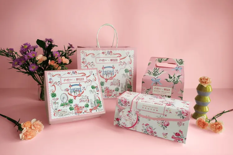 Cath Kidston X 亞尼克期間限定聯名包裝，以其多款經典印花呈現濃濃英倫復古風。業者提供