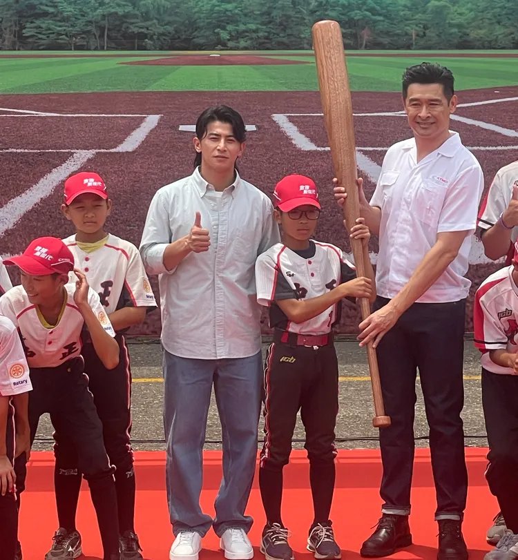 活動現場也致贈大球棒予年輕小球員，象徵「擊出致勝未來」。林浩昇攝