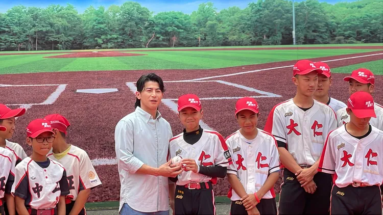 陳傑憲也同時贈送兩校的小學弟們簽名棒球，更代表著「傳承致勝精神」。林浩昇攝