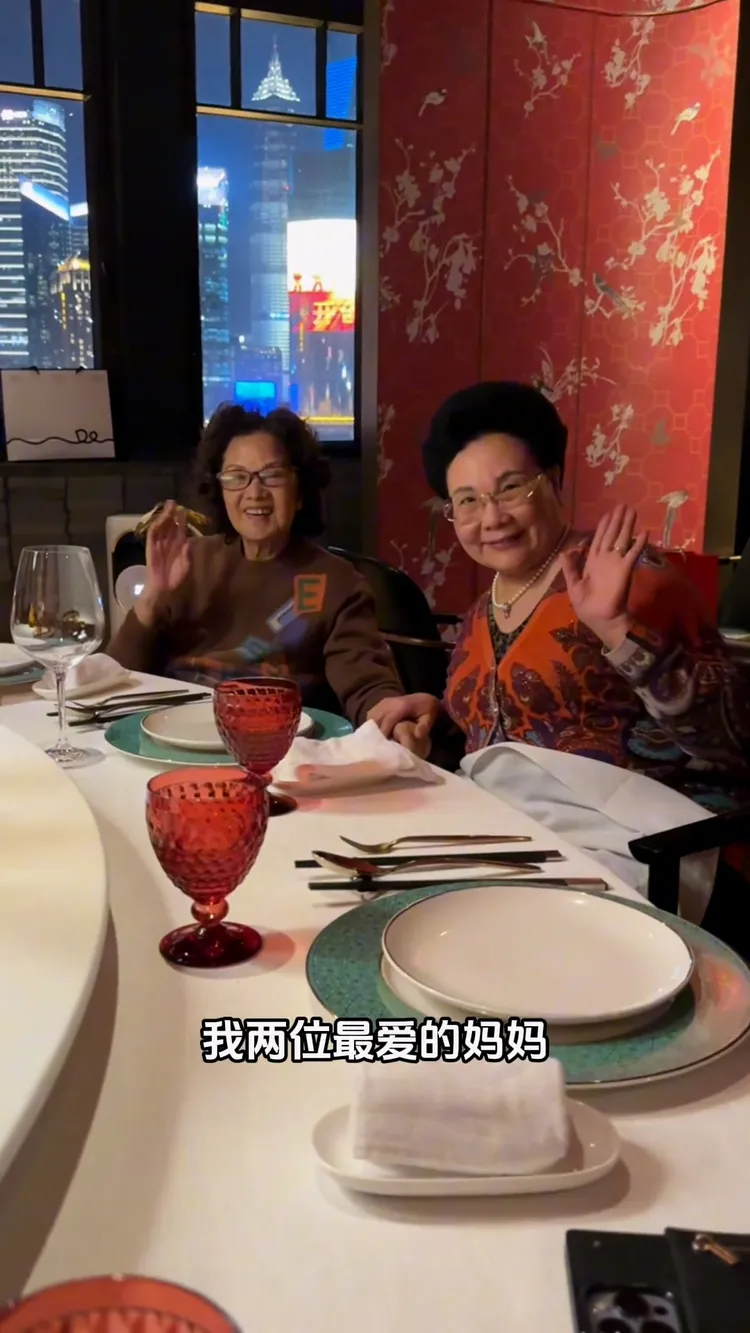 伊能靜與秦昊兩家人在上海聚餐，她PO出自己媽媽（左）與婆婆相見歡。翻攝伊能靜抖音