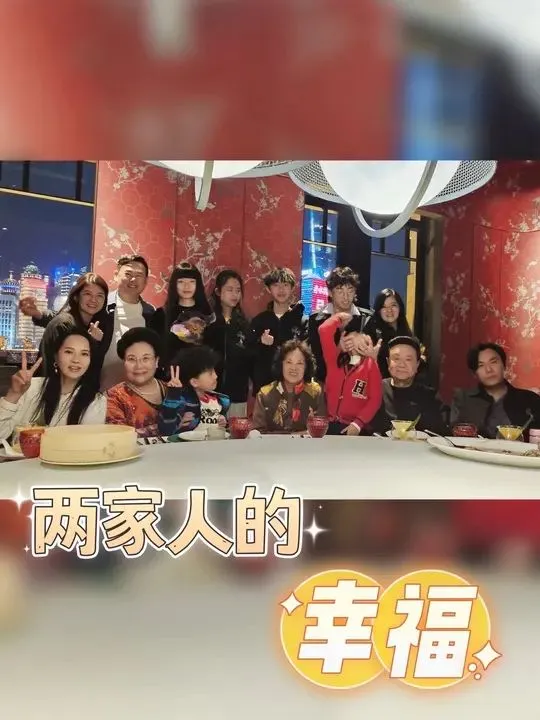 伊能靜（前排左）和秦昊（前排右）大合照時坐在兩端。翻攝伊能靜抖音