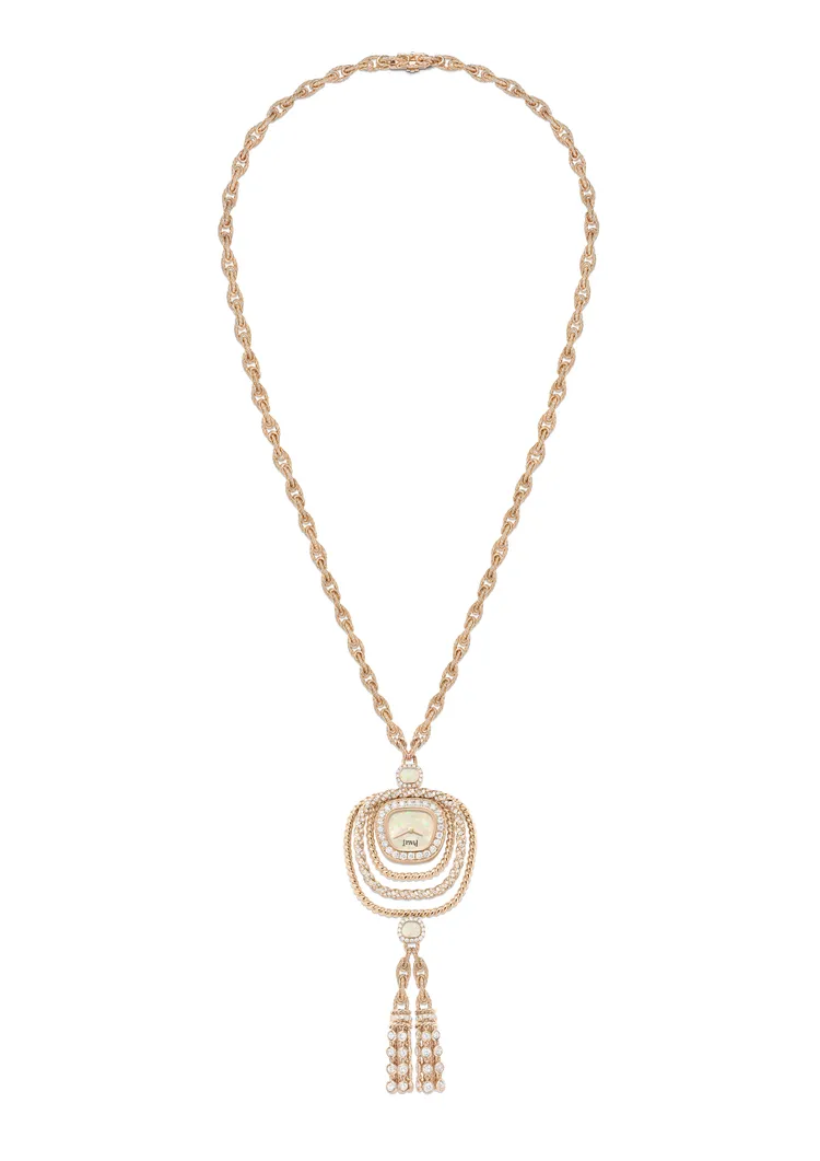 伯爵SIXTIE系列18K玫瑰金白色蛋白石鑽石長項鍊錶，搭載伯爵自製355P石英機芯，工時200小時。品牌提供