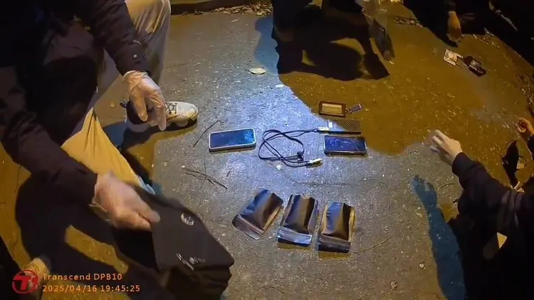 起出犯案手機及毒品等證物。警方提供