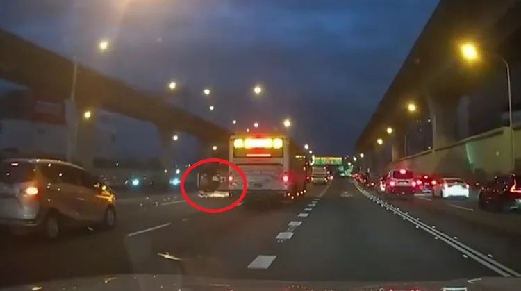 地上還有車子摩擦後引燃的火花。翻攝自WoWtchout - 地圖型行車影像分享平台
