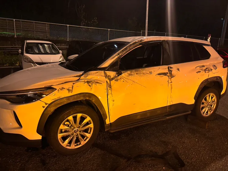 休旅車遭撞側翻，車身傷痕累累。國道警提供