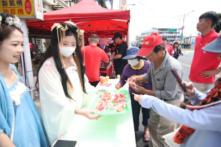 戴姓夫妻連17年在大甲媽回鑾時設置點心點，請信徒吃生魚片。鎮瀾宮提供