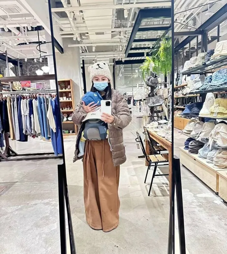 愷樂背兒子逛服飾店。翻攝愷樂IG