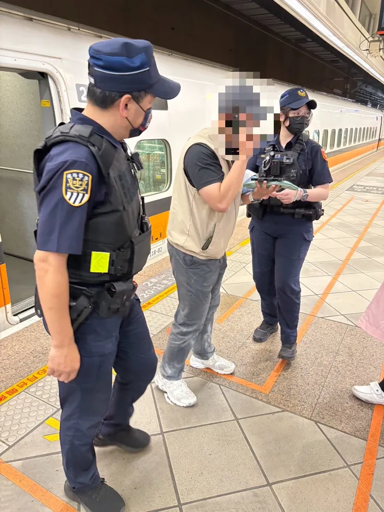 彭姓旅客的左手臂被燙傷。翻攝畫面