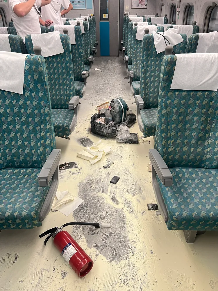高鐵車廂地板也被燒灼出痕跡。翻攝畫面