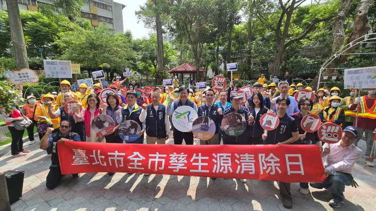 環保志工與市民攜手進行社區環境巡檢，針對花盆底盤、排水溝等處進行孳清作業。台北市環保局提供